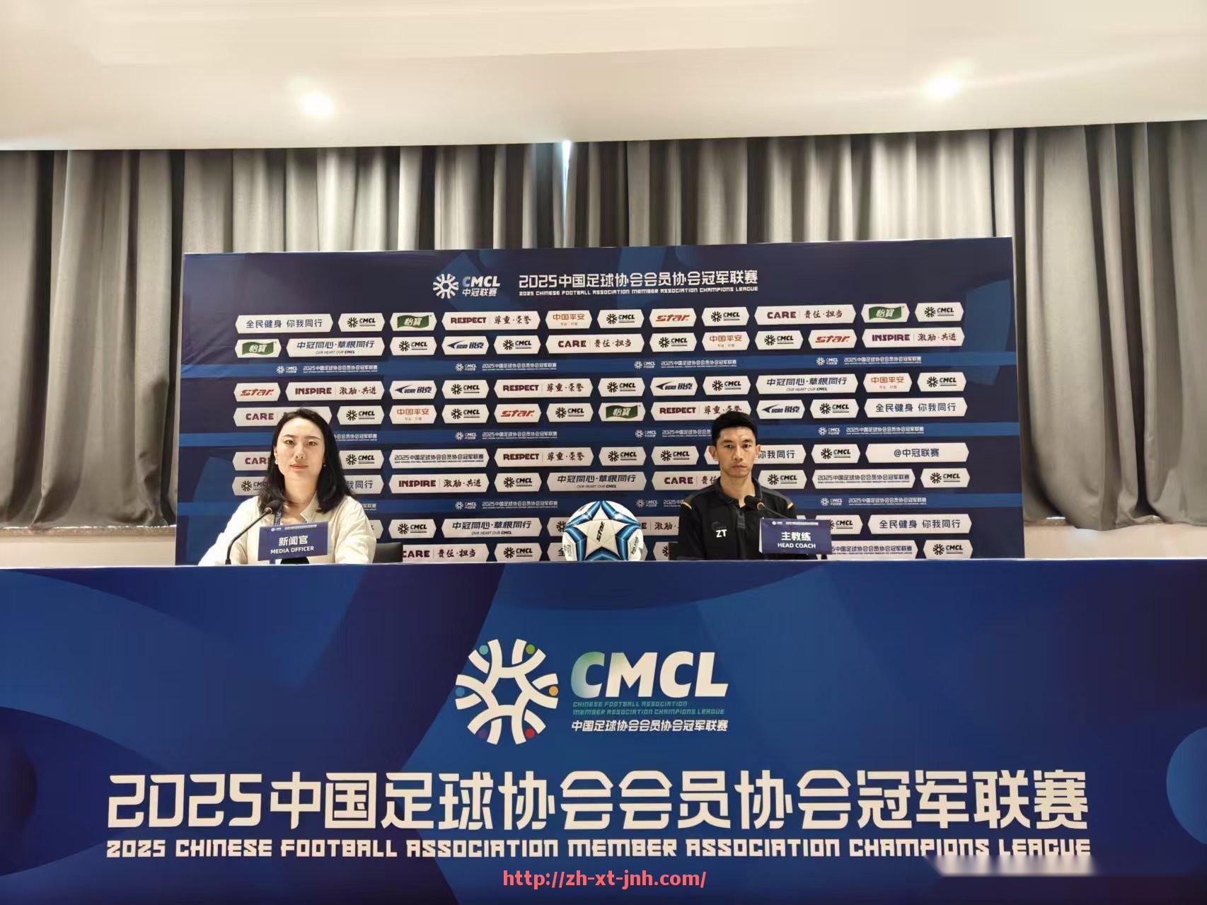 金年会体育-CBA足球款棉服夹克：CBA联赛专属的足球主题服饰